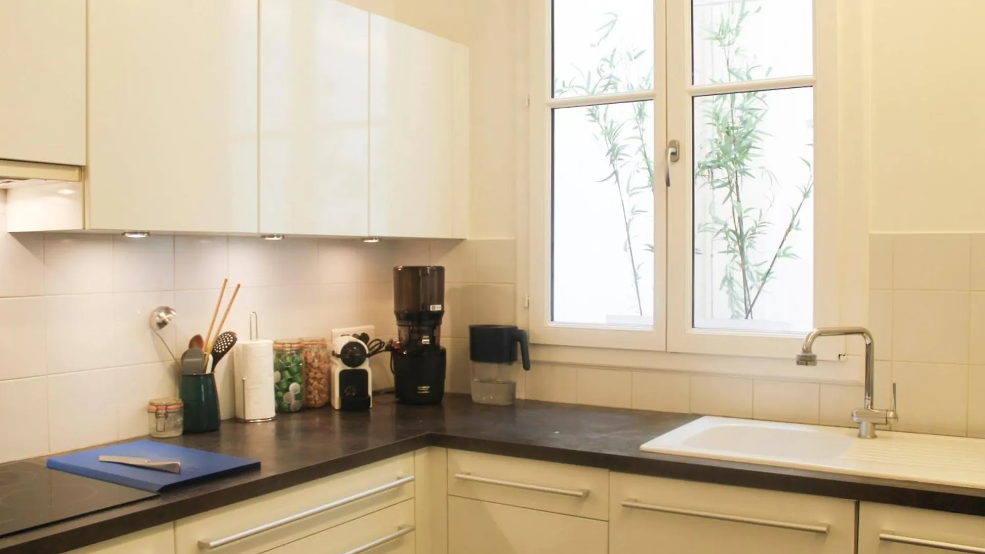 Charming 2-bedroom In The 16 Apartamento