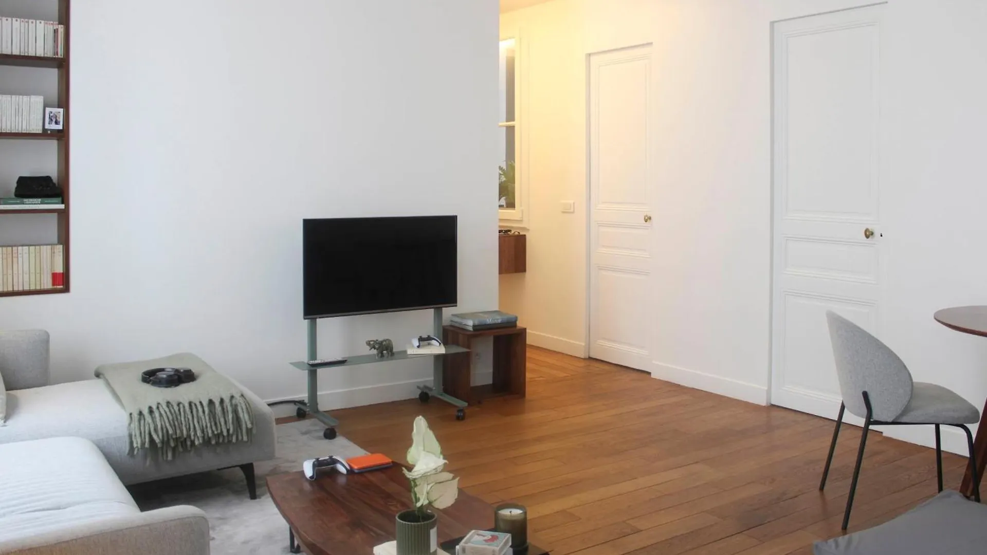 Charming 2-bedroom In The 16 Apartment *